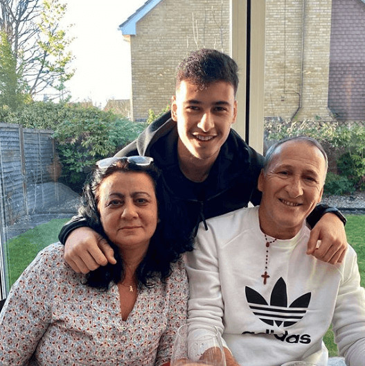 Gabriel Martinelli With His Father And Mother